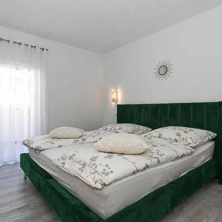 With Parking Space Mavarstica, Ciovo - 20073 טרוגיר