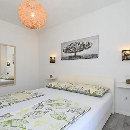 With Parking Space Mavarstica, Ciovo - 20073 Appartement *