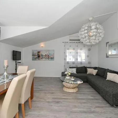 Apartman With Parking Space Mavarstica, Ciovo - 20073 *